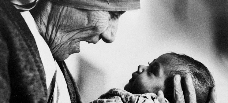 Mẹ-Têrêxa-bồng-một-em-bé-trong-một-viện-mồ-côi-ở-Calcutta-năm-1978