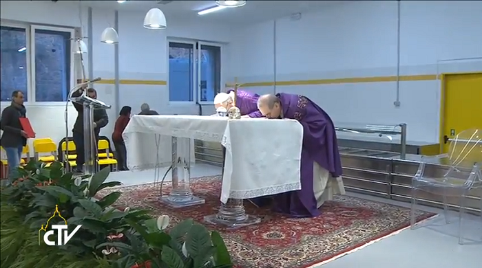 Đức Phanxicô hôn bàn thờ trong nhà nguyện của Nhà khách Caritas Roma 17-12-2015
