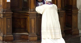 pope-francis-goes-to-confession-3
