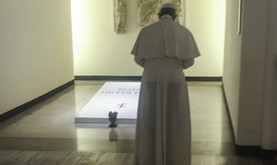 S.S. Francesco   :   Visita alla Tomba del Beato Papa Paolo VI  06-08-2017