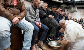 Pope washes prisoners' feet